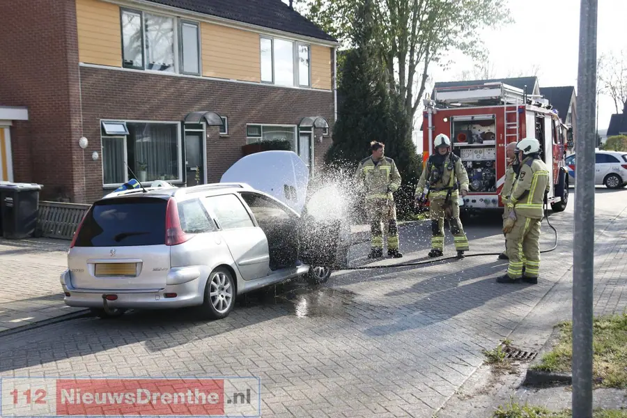 Auto vat vlam in Veenoord