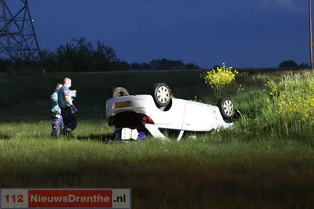 Auto belandt op de kop in berm bij knooppunt Holsloot — foto 2 van 6