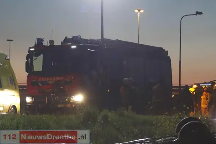 Auto belandt op de kop in berm bij knooppunt Holsloot — foto 3 van 6