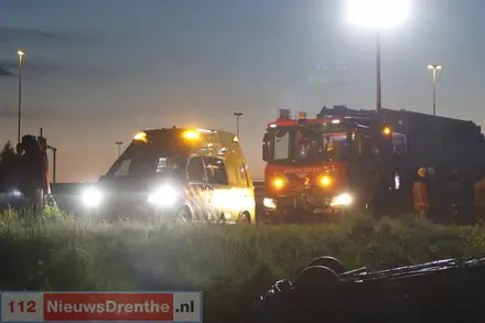 Auto belandt op de kop in berm bij knooppunt Holsloot — foto 4 van 6