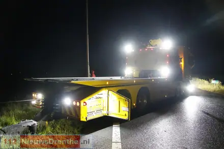 Auto belandt op de kop in berm bij knooppunt Holsloot — foto 6 van 6