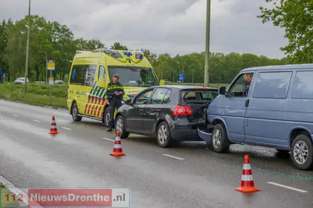 Twee auto’s botsen op de Phileas Foggstraat in Emmen: één gewonde — foto 2 van 6