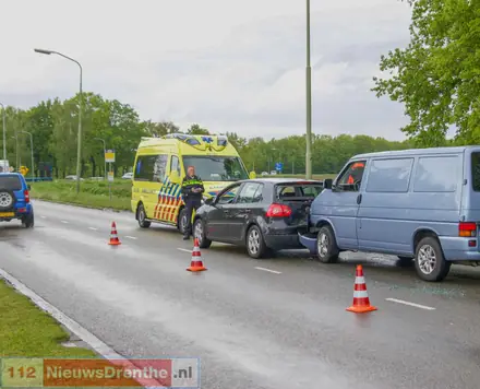 Twee auto’s botsen op de Phileas Foggstraat in Emmen: één gewonde — foto 3 van 6