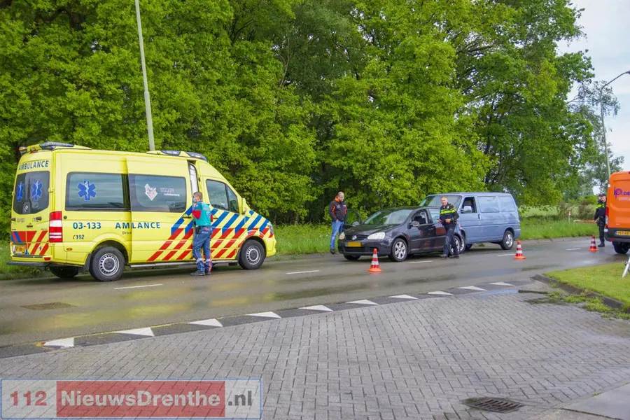 Twee auto’s botsen op de Phileas Foggstraat in Emmen: één gewonde