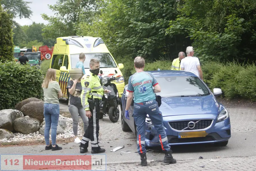 Automobilist ziet scooter over het hoofd op de Splitting in Emmen: scooter total-loss, bestuurster ongedeerd