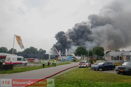 Grote brand op industrieterrein in Veendam — foto 3 van 12
