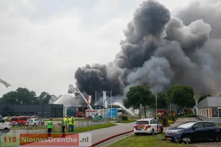 Grote brand op industrieterrein in Veendam — foto 4 van 12