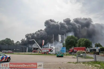Grote brand op industrieterrein in Veendam — foto 1 van 12