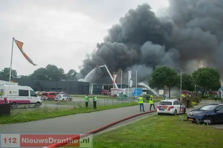 Grote brand op industrieterrein in Veendam — foto 10 van 12