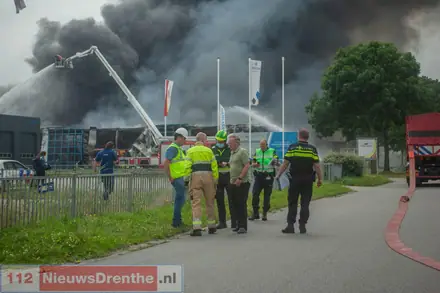 Grote brand op industrieterrein in Veendam — foto 11 van 12