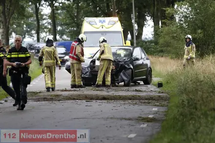 Auto knalt tegen boom bij Coevorden, gewonde naar ziekenhuis — foto 1 van 4