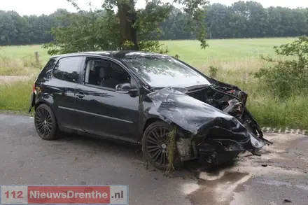 Auto knalt tegen boom bij Coevorden, gewonde naar ziekenhuis — foto 3 van 4