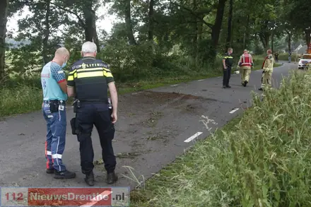 Auto knalt tegen boom bij Coevorden, gewonde naar ziekenhuis — foto 4 van 4