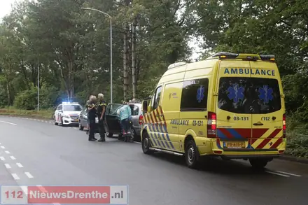 Auto rijdt tegen muur in Emmen, bestuurder gewond — foto 2 van 3