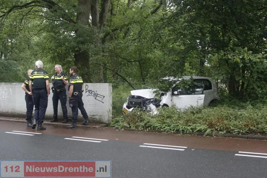 Auto rijdt tegen muur in Emmen, bestuurder gewond