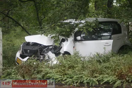Auto rijdt tegen muur in Emmen, bestuurder gewond — foto 3 van 3