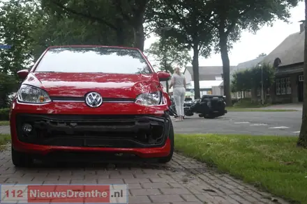 Botsing tussen auto en motor in Aalden: motorrijder gewond — foto 1 van 3