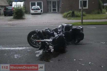 Botsing tussen auto en motor in Aalden: motorrijder gewond — foto 2 van 3
