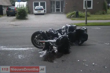 Botsing tussen auto en motor in Aalden: motorrijder gewond — foto 3 van 3