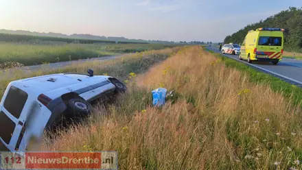 Auto raakt van de weg op de N34 nabij Odoornerveen — foto 1 van 4