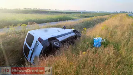 Auto raakt van de weg op de N34 nabij Odoornerveen — foto 2 van 4