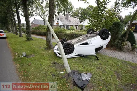 Auto slaat over de kop in Exloo — foto 2 van 3