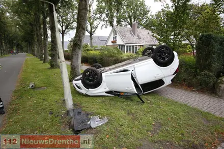Auto slaat over de kop in Exloo — foto 3 van 3