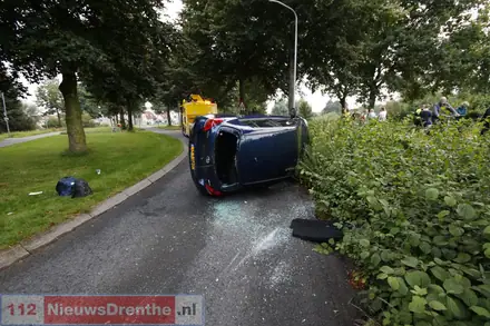 Auto vliegt uit de bocht en belandt op zijn kant op de Veldstukken in Emmen — foto 2 van 4