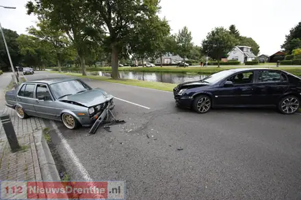 Twee gewonden bij botsing in Nieuw-Amsterdam — foto 1 van 7