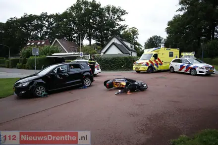 Scooter botst op auto in Emmen: twee gewonden — foto 1 van 2