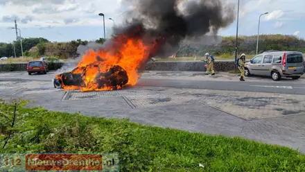 Auto brandt uit op carpoolplaats bij Gieten — foto 2 van 3