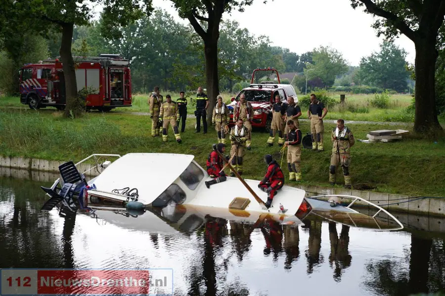 Brandweer probeert te voorkomen dat boot in Klazienaveen kopje onder gaat