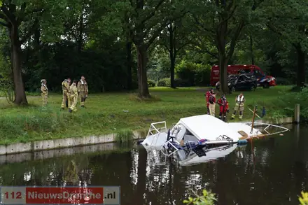 Brandweer probeert te voorkomen dat boot in Klazienaveen kopje onder gaat — foto 2 van 3