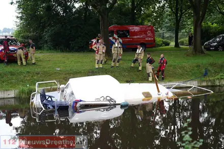 Brandweer probeert te voorkomen dat boot in Klazienaveen kopje onder gaat — foto 3 van 3