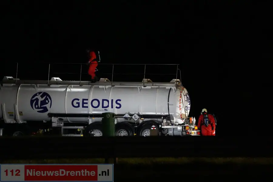 Vrachtwagen lekt gevaarlijke stof bij tankstation langs A28, NL-Alert afgegeven
