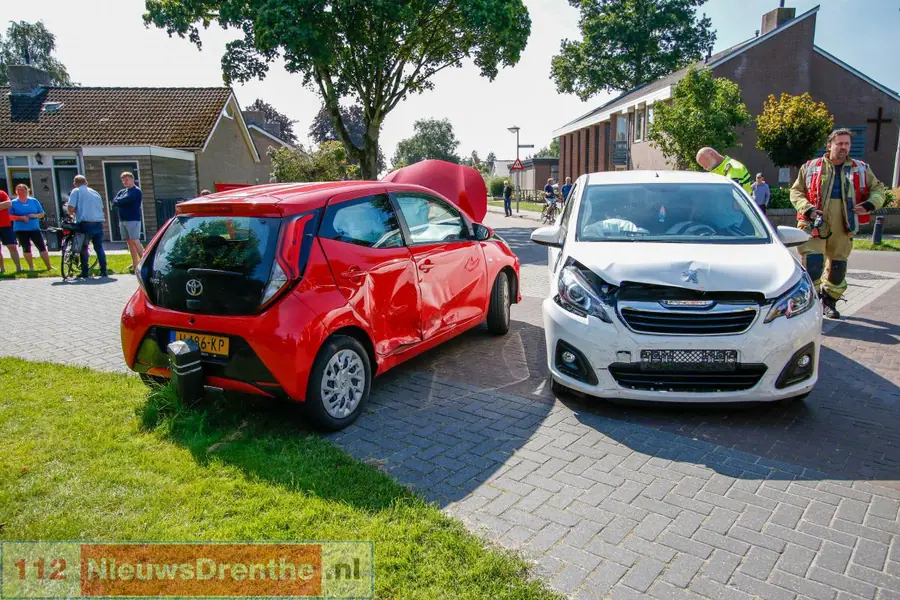 Persoon uit auto bevrijd na ongeluk in Schoonebeek — Schoonebeek