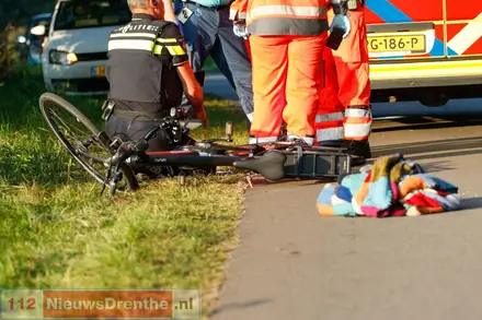 Fietser raakt zwaargewond na val op smalle weg in Den Hool. Man kreeg tik van voorbijrijdende auto — foto 5 van 5