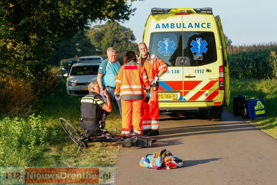 Fietser raakt zwaargewond na val op smalle weg in Den Hool. Man kreeg tik van voorbijrijdende auto
