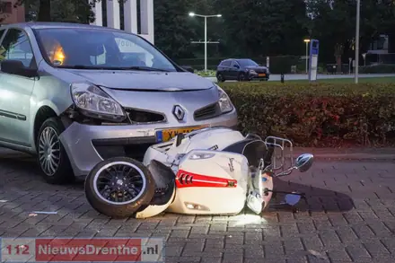 Auto botst op scooter in Emmen — foto 1 van 2