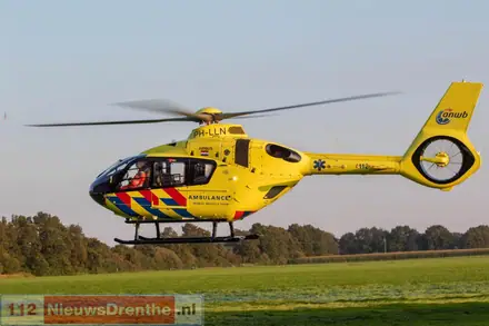 Fietser raakt zwaargewond na val op smalle weg in Den Hool. Man kreeg tik van voorbijrijdende auto — foto 3 van 5
