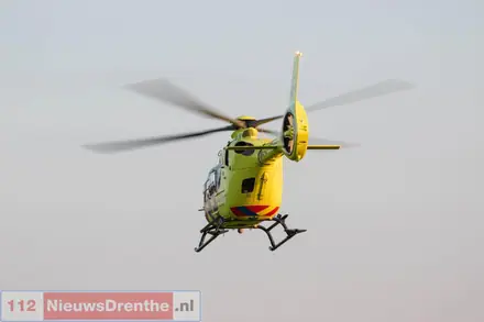 Fietser raakt zwaargewond na val op smalle weg in Den Hool. Man kreeg tik van voorbijrijdende auto — foto 4 van 5
