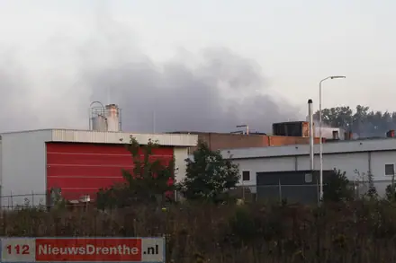Brand in bedrijfsgebouw in Emmen — foto 1 van 4