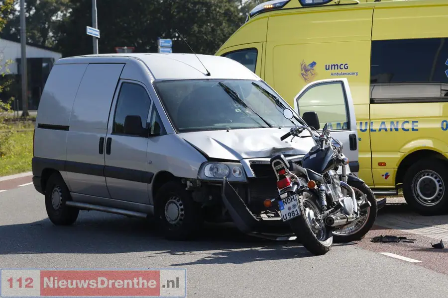 Motorrijder gewond door botsing in Nieuw-Amsterdam