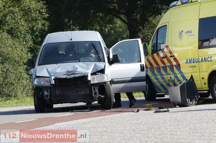 Motorrijder gewond door botsing in Nieuw-Amsterdam — foto 2 van 3