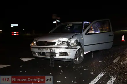 Twee auto botsen op elkaar bij Achterste Erm — foto 2 van 3