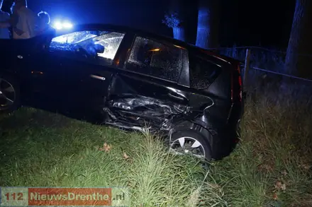 Twee auto botsen op elkaar bij Achterste Erm — foto 3 van 3