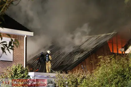 Uitslaande brand verwoest schuur bij woonboerderij op Erica — foto 2 van 8