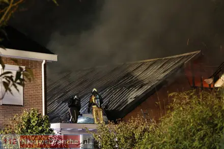 Uitslaande brand verwoest schuur bij woonboerderij op Erica — foto 3 van 8