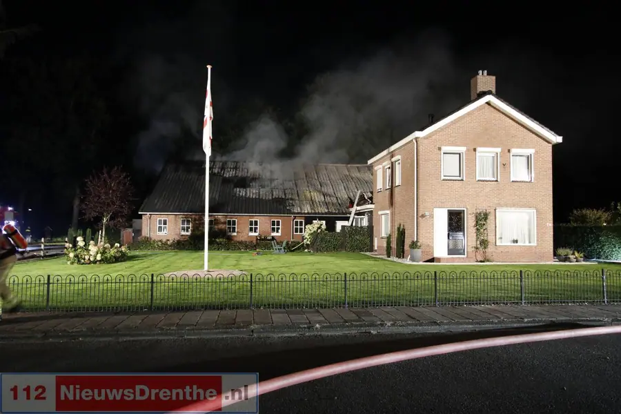 Uitslaande brand verwoest schuur bij woonboerderij op Erica