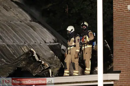 Uitslaande brand verwoest schuur bij woonboerderij op Erica — foto 6 van 8